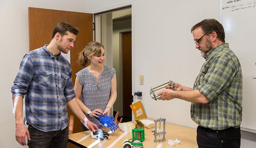 Mechanical engineering students tinkering | photo by Dan Sheehan